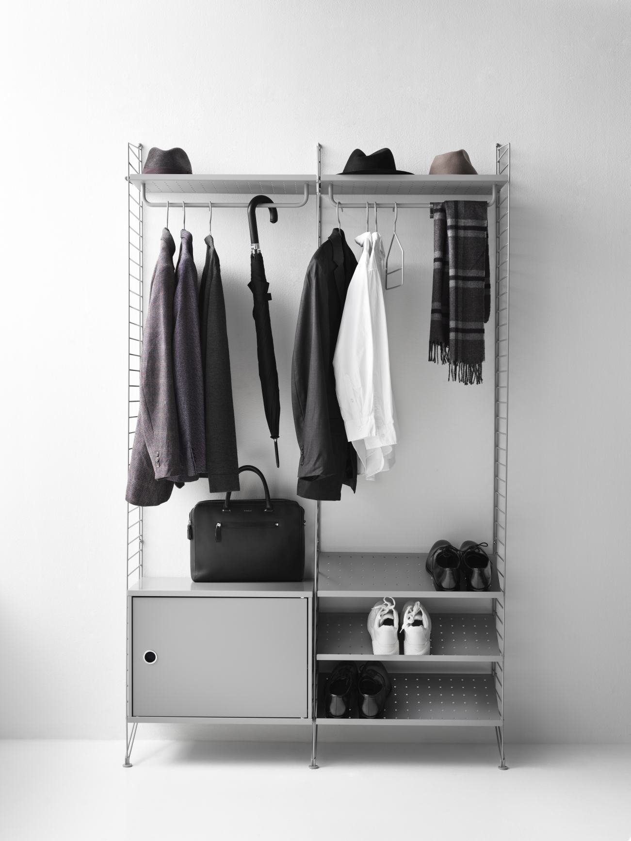 Flur Stringregal mit Kleidung, Schuhen und Accessoires. Ideal für Flur und Eingangsbereich.