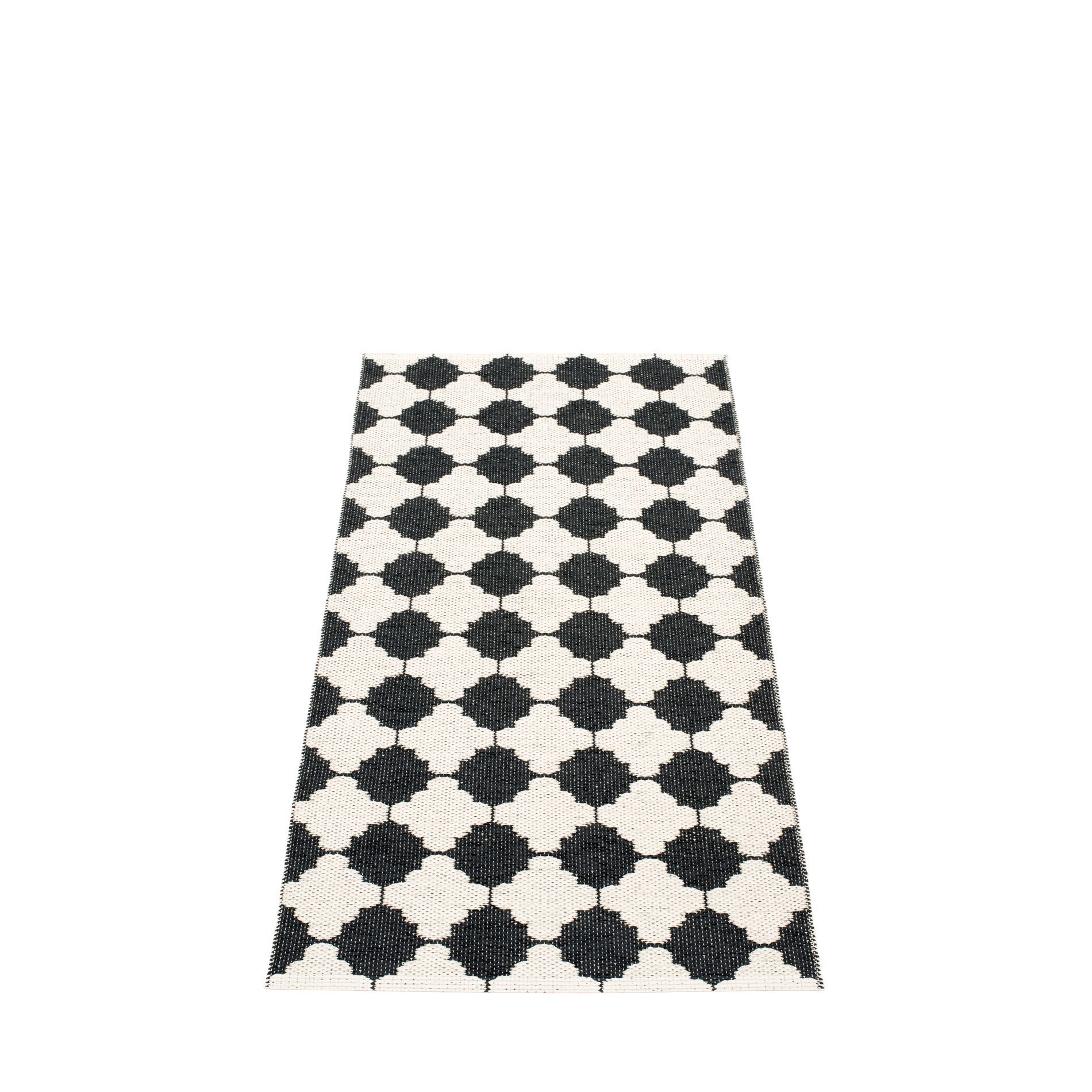 Marre Kunststoffteppich von Pappelina, 70x150 cm, mit schwarzem und weißem Rautenmuster. Strapazierfähiger Teppich für Innen und Außen.