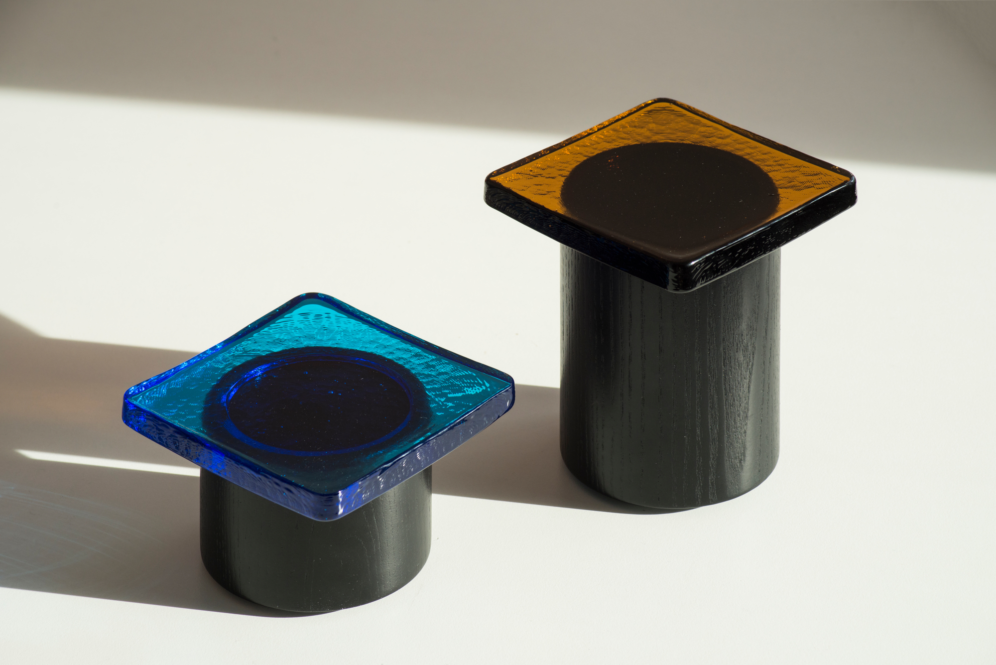 Pieduccio Schale Favius aus Glas und Holz in Blau und Bernstein, modernes Design.
