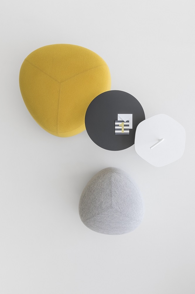 Gelber und grauer Kipu Sitzhocker, moderne Sitzkissen und Beistelltische für Wohnzimmer und Büro.