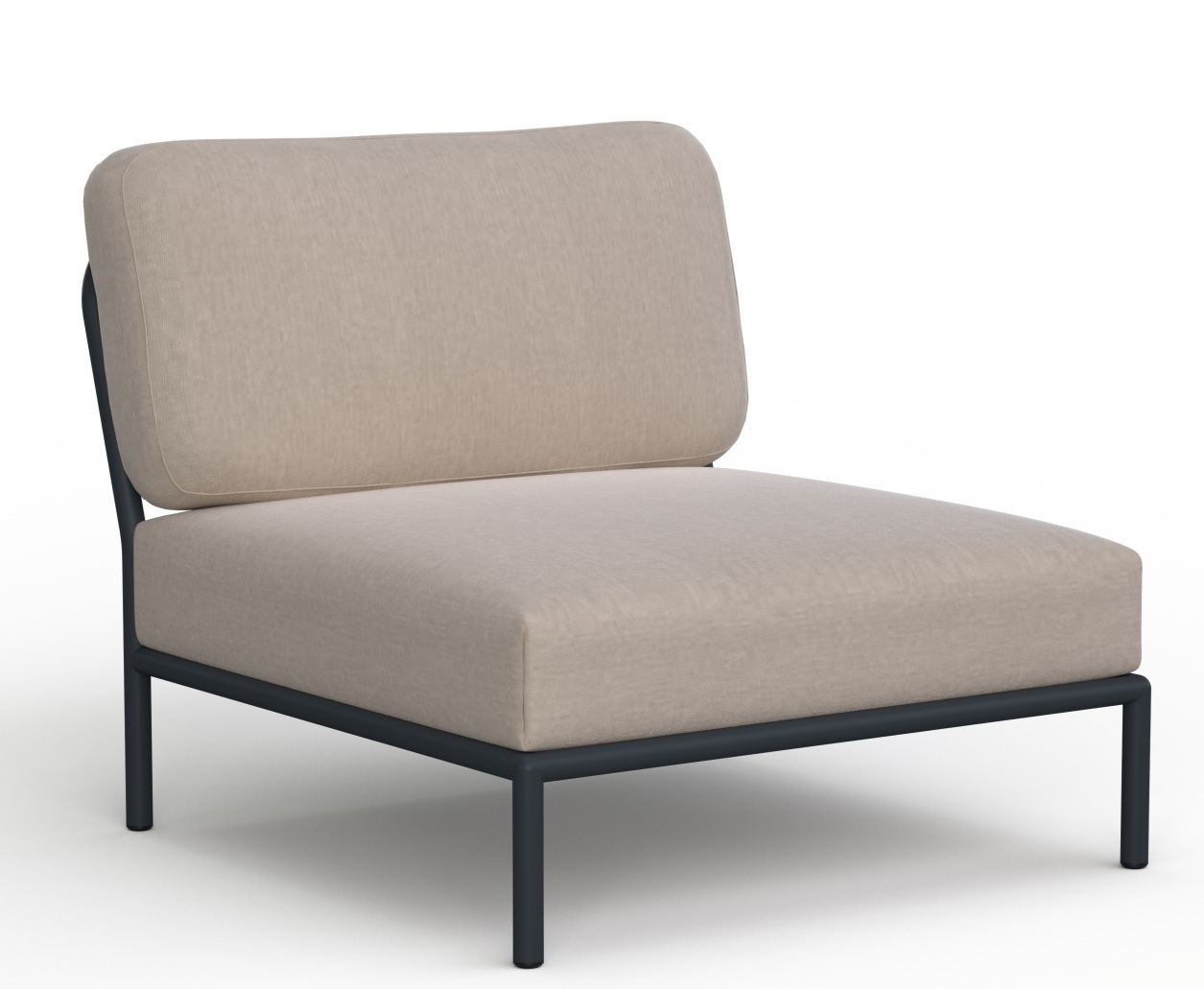 Houe Level Lounge Sessel für den Außenbereich mit beigen Polstern und dunklem Metallgestell.