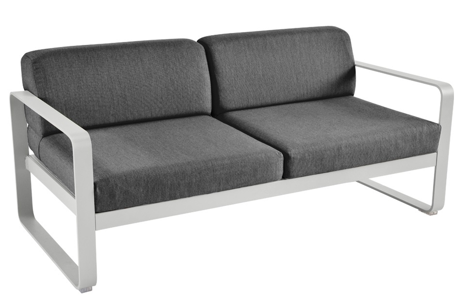 Bellevie 2-Sitzer Outdoor Sofa von Fermob, modernes Gartendesign mit grauem Stoffbezug und weißem Aluminiumgestell.