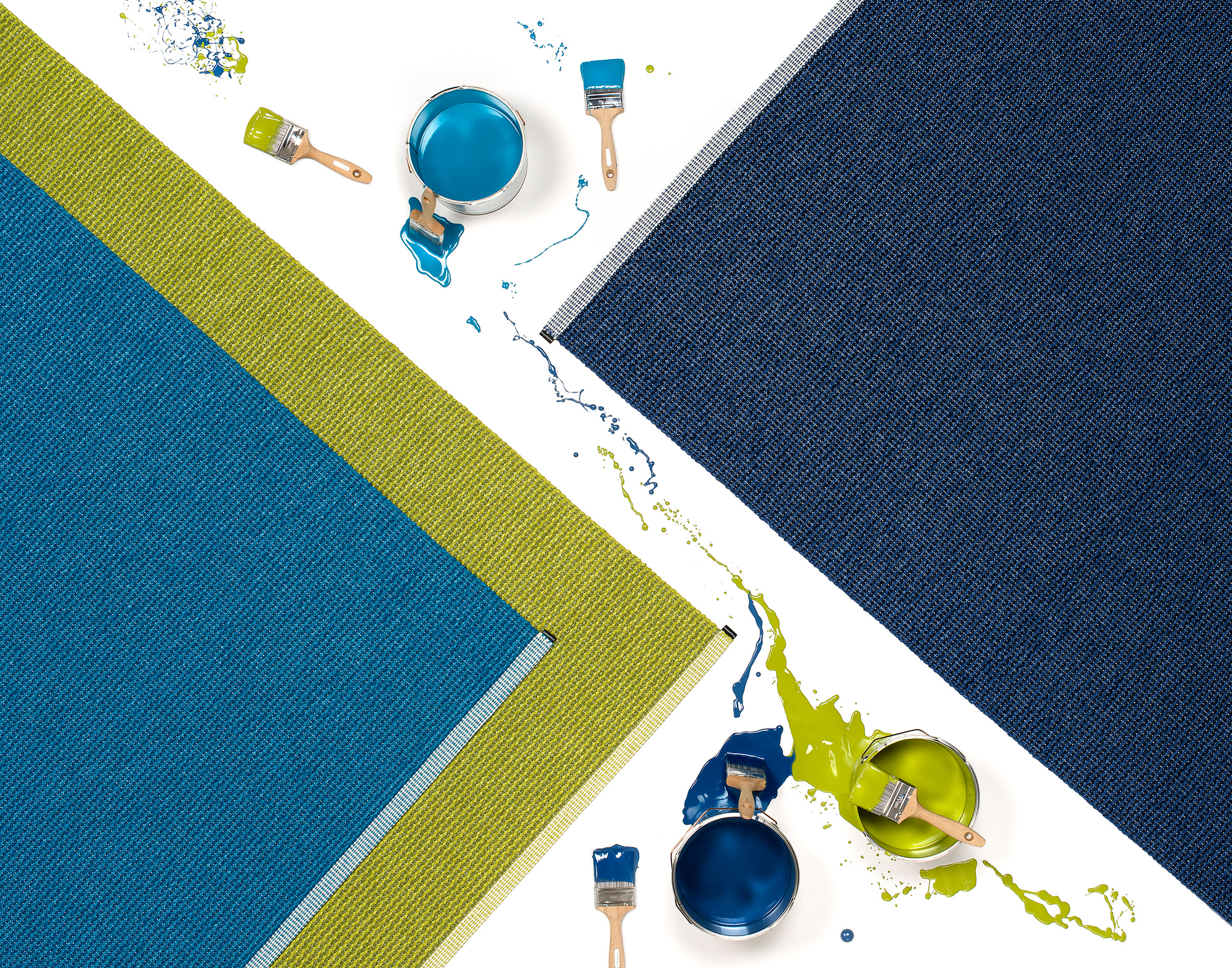 Pappelina Mono Kunststoffteppich in Blau, Grün und Dunkelblau mit Farbtöpfen und Pinseln. Moderner Teppich für Innen und Außen.