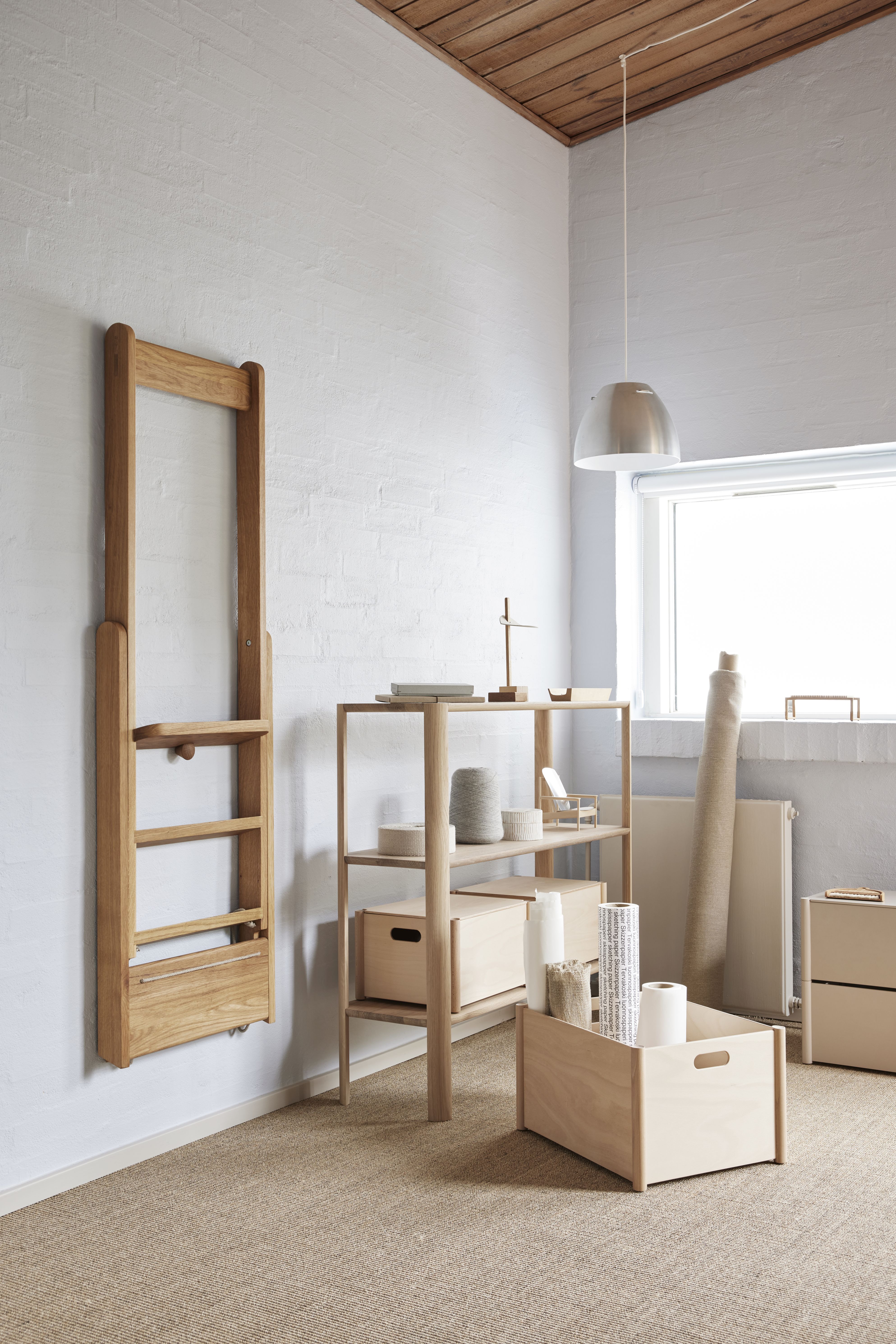 Step By Step Leiter Form & Refine aus Holz, an Wand montiert, mit Regalen.