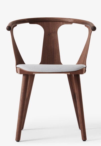 In Between Armchair SK2 von AndTradition: Armlehnstuhl aus Nussbaumholz mit grauem Sitzpolster.