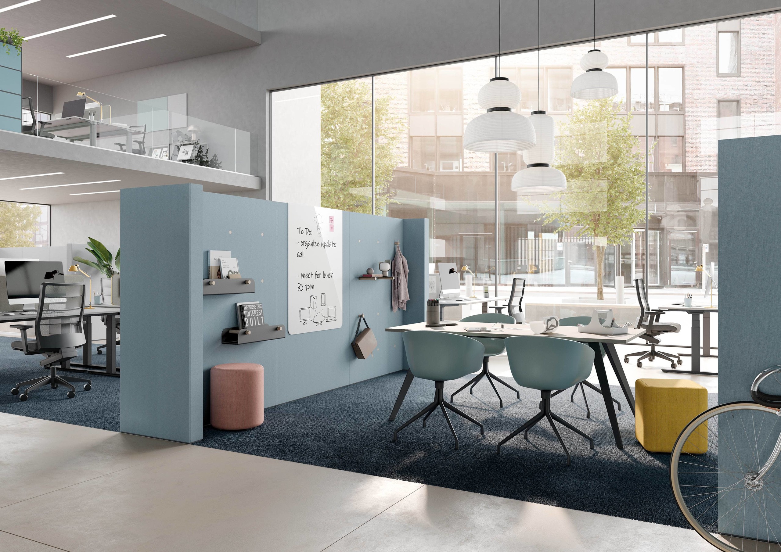 Helles modernes Büro mit blauen Trennwänden, Schreibtischen, Stühlen und Whiteboard für Notizen. Bürogestaltung und Büromöbel.