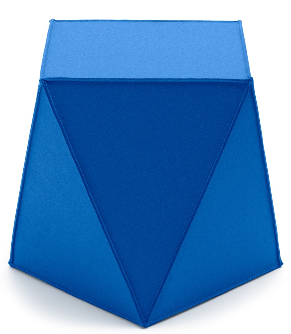 Blauer HEY-SIGN Sitzhocker von BWF Group, moderner Filzhocker für Wohnzimmer und Büro.