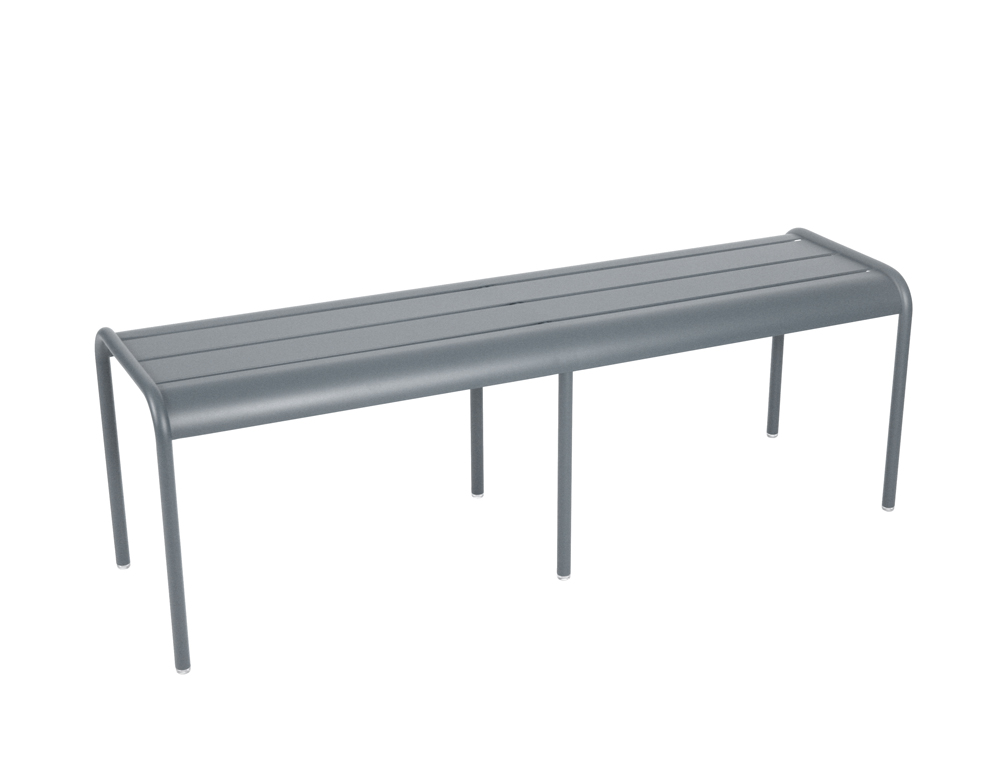 Graue Luxembourg Gartenbank von Fermob, eine moderne Sitzbank für den Außenbereich aus pulverbeschichtetem Aluminium.