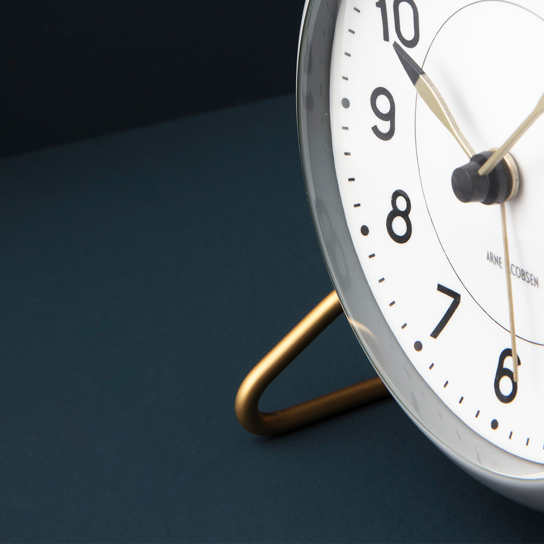 Detailaufnahme der Arne Jacobsen Station Tischuhr von Rosendahl Timepieces in Grau-Weiss. Design-Klassiker für Nachttisch und Büro.