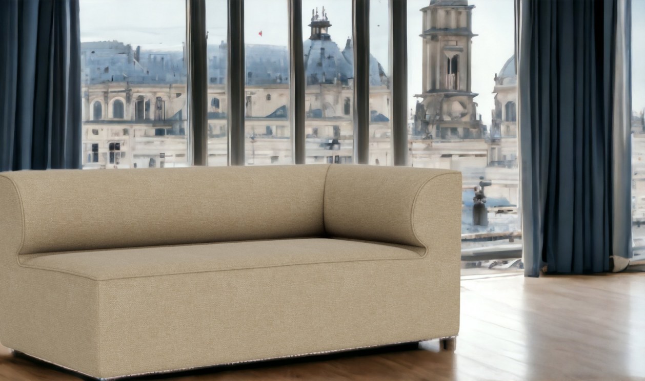 Beiges Eave Modular Sofa von Audo Copenhagen vor einem Fenster mit Stadtblick.