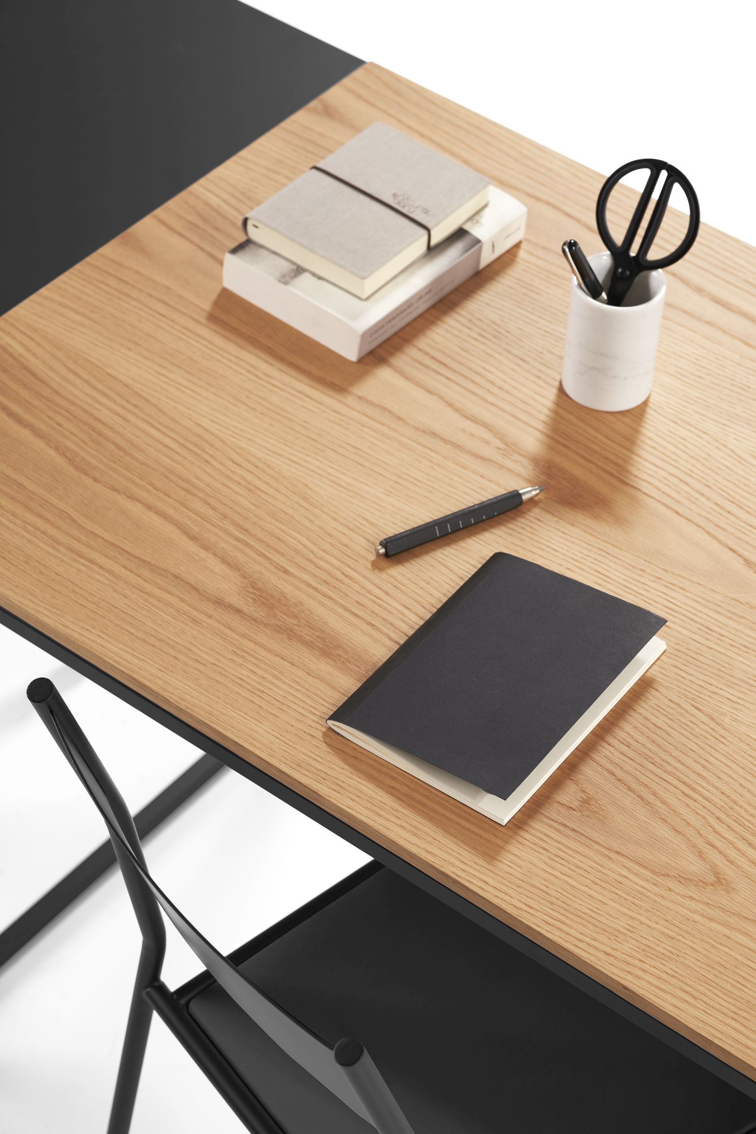 Macis-bureau met lade, verlengstukken en prikbord, eikenhout, Opinion Ciatti