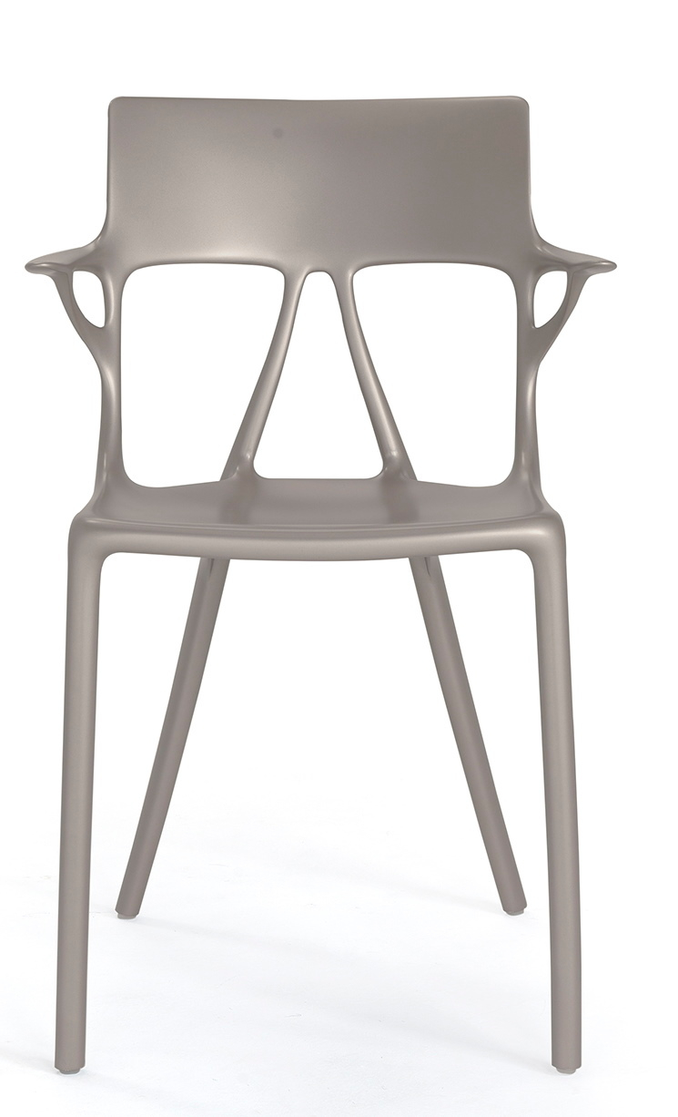 Silberner A.I. Stuhl von Kartell, moderner Designstuhl aus Kunststoff, Frontansicht auf weißem Hintergrund.