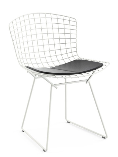 Weißer Bertoia Stuhl für den Außenbereich mit schwarzem Sitzkissen von Knoll International. Designklassiker.
