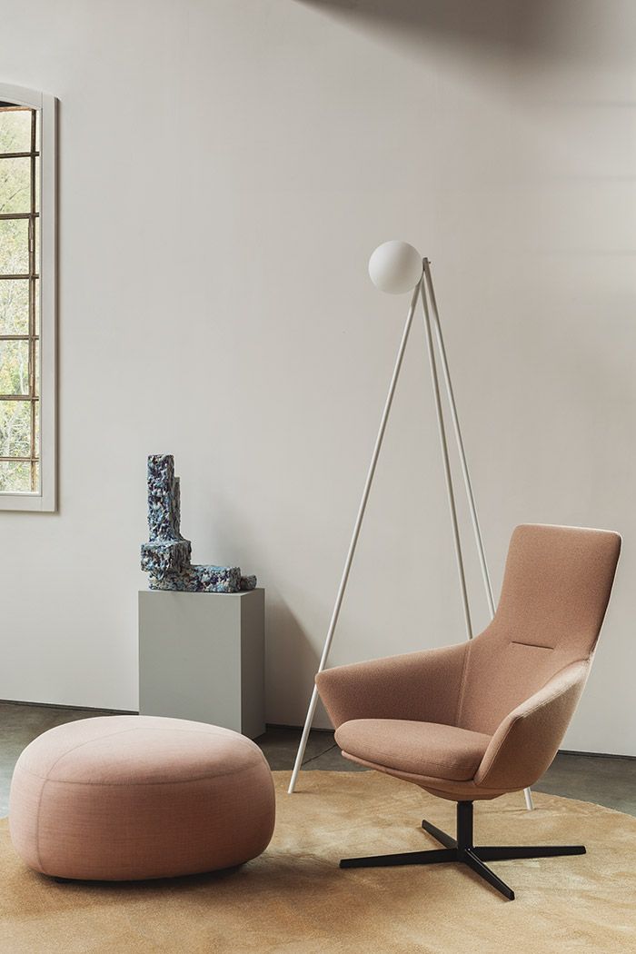 Wing Tip Sessel La Palma in Rosé mit Hocker und Stehlampe auf beigem Teppich.