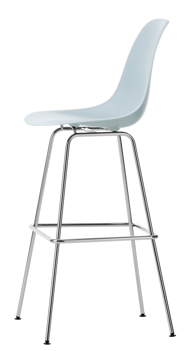 Eames Plastic Bar Stool von Vitra, hellblauer Design Barhocker mit verchromtem Gestell.