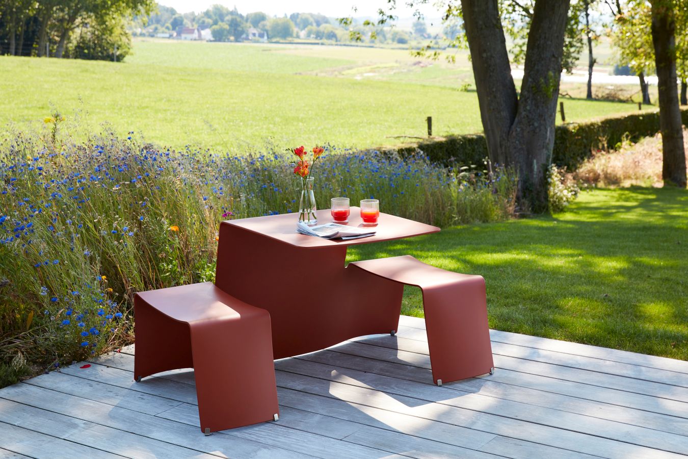 Picnik Tisch-Sitz-Kombination von Extremis in Rostrot für den Garten oder die Terrasse. Outdoor Möbel.
