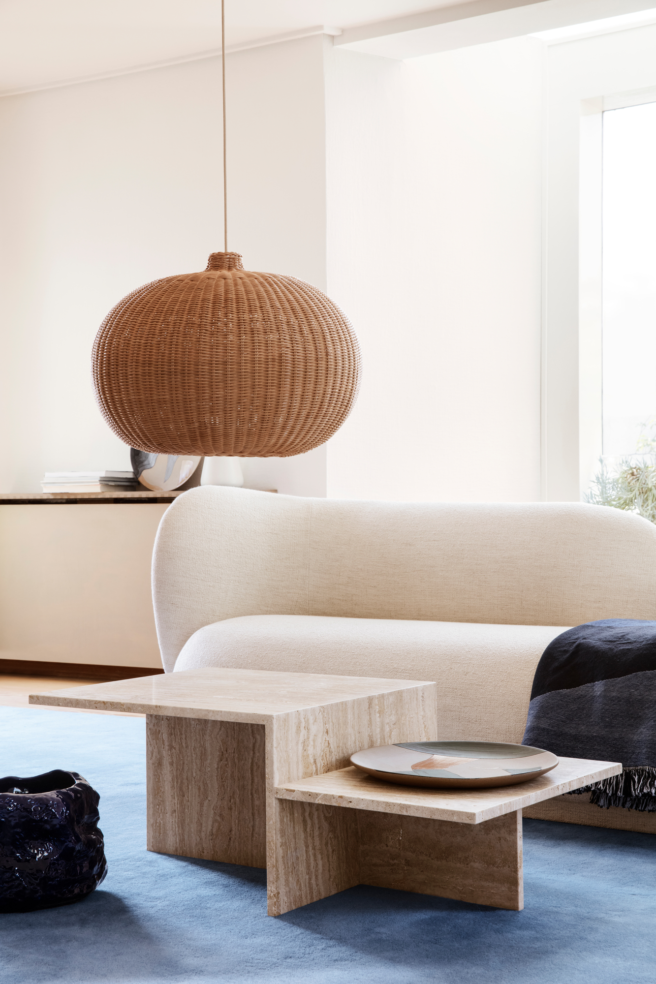 Nahaufnahme des Ferm Living Distinct Couchtisch aus Travertin im modernen Wohnzimmer.