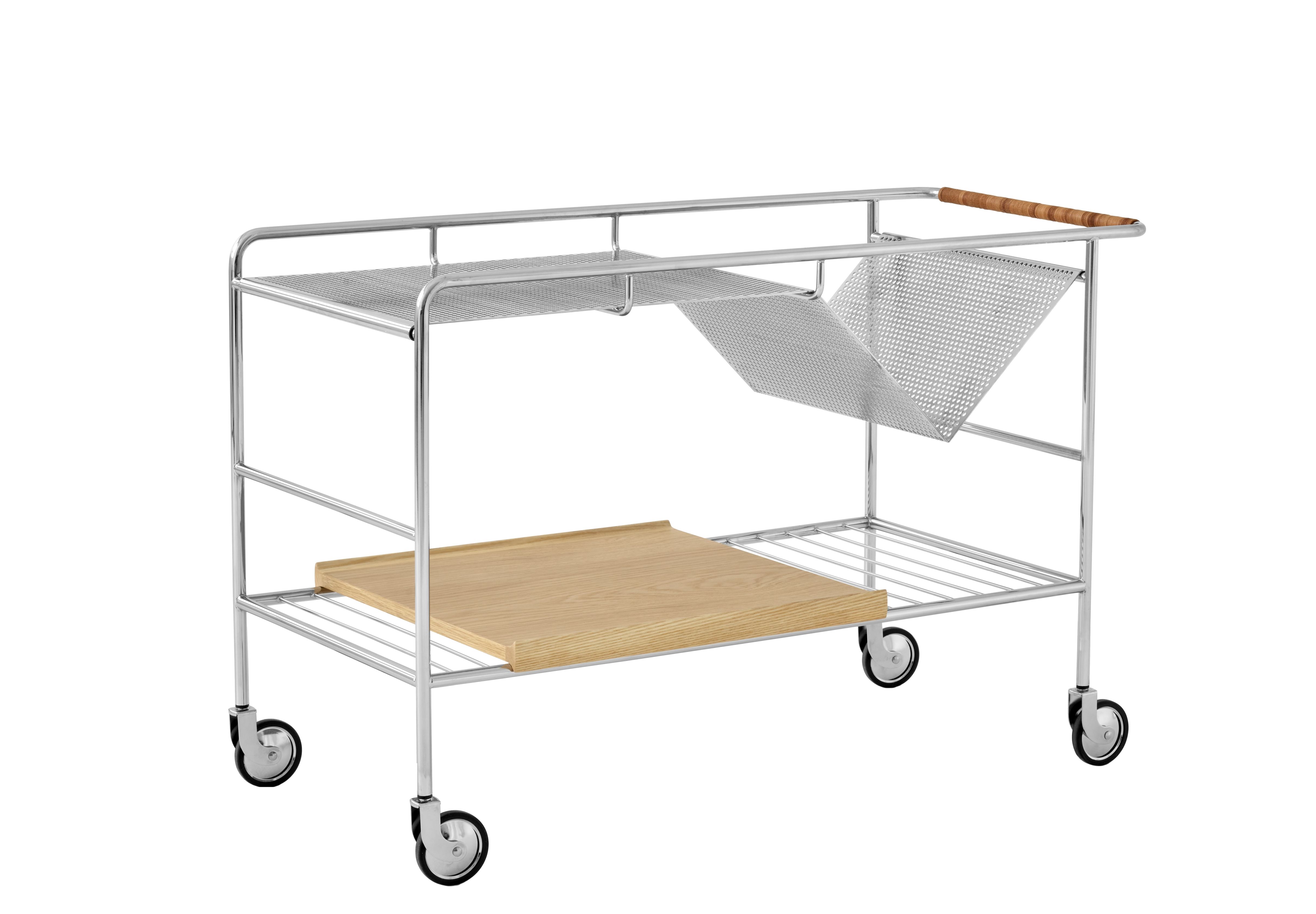 Alima Rollwagen von AndTradition: Moderner Servierwagen mit Holzablage und Chromgestell auf Rollen.