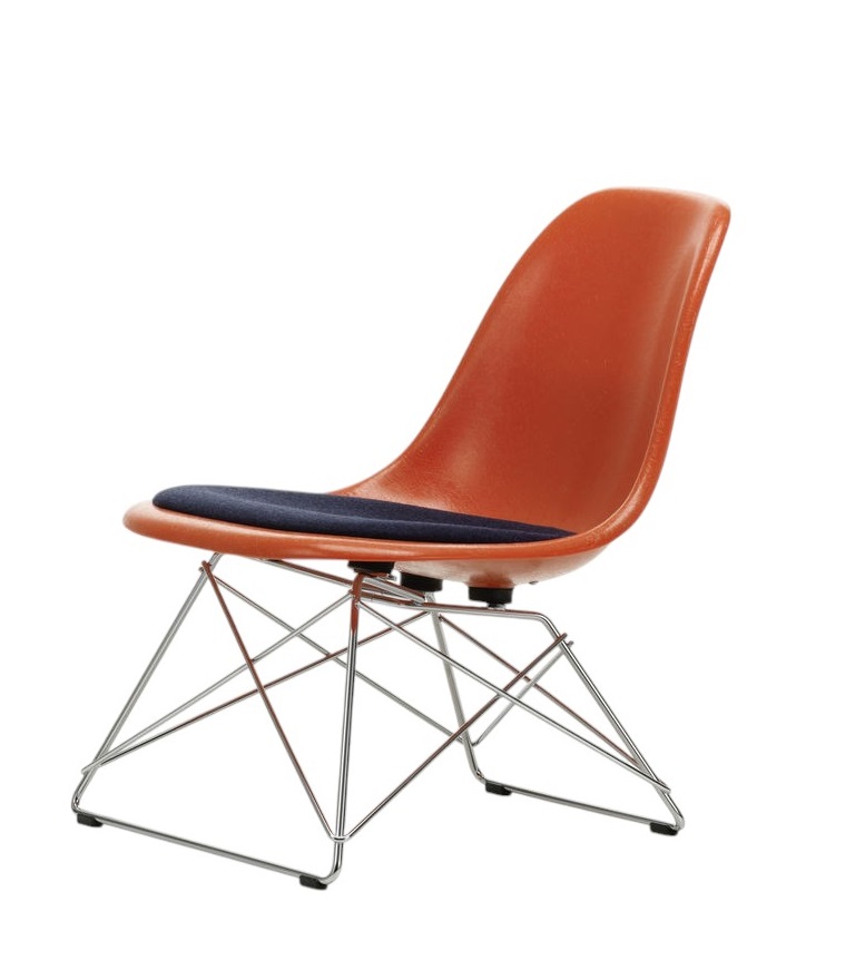 Orangefarbener Eames Fiberglass Chair LSR Stuhl von Vitra mit blauem Sitzpolster und Drahtgestell.