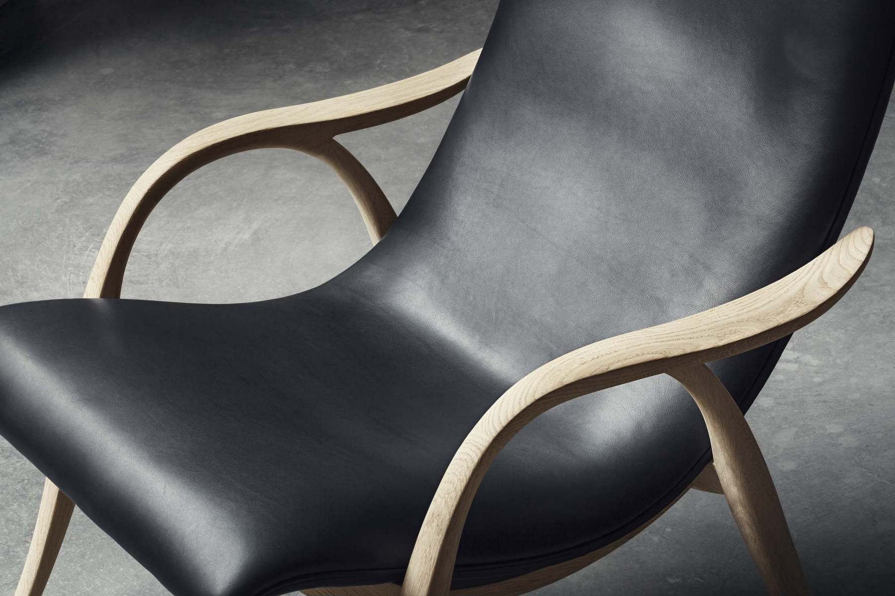 Detailaufnahme: FH429 Signature Chair Sessel von Carl Hansen & Søn mit schwarzem Lederbezug.