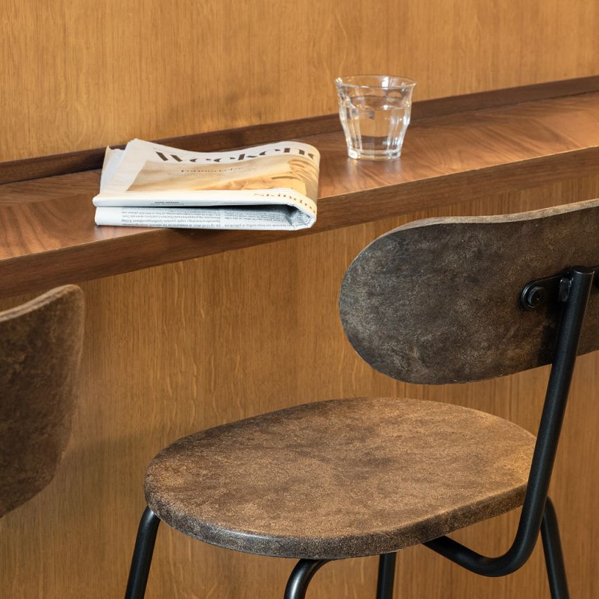 Detailaufnahme: Earth Stool Barhocker mit Rückenlehne, dunkles Mater Waste Design, ideal für Küche oder Bar.