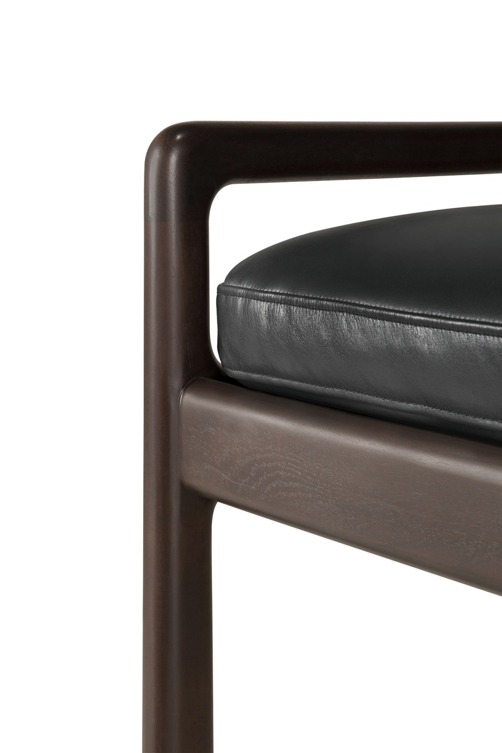 Detailaufnahme der Jack Bench Bank von Ethnicraft mit schwarzem Lederpolster und dunklem Holzrahmen.