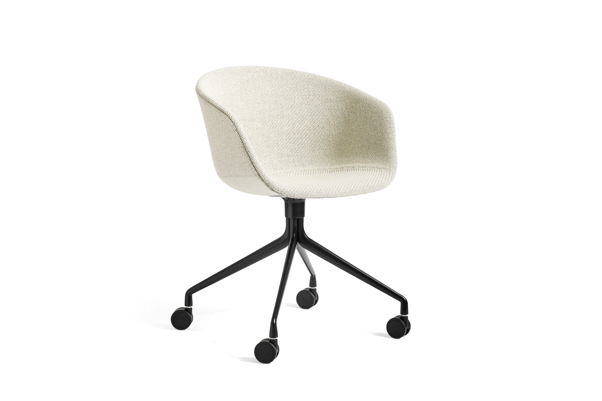 About A Chair AAC25 Stuhl von Hay, vollgepolstert in hellem Stoff mit schwarzem Drehfuß.