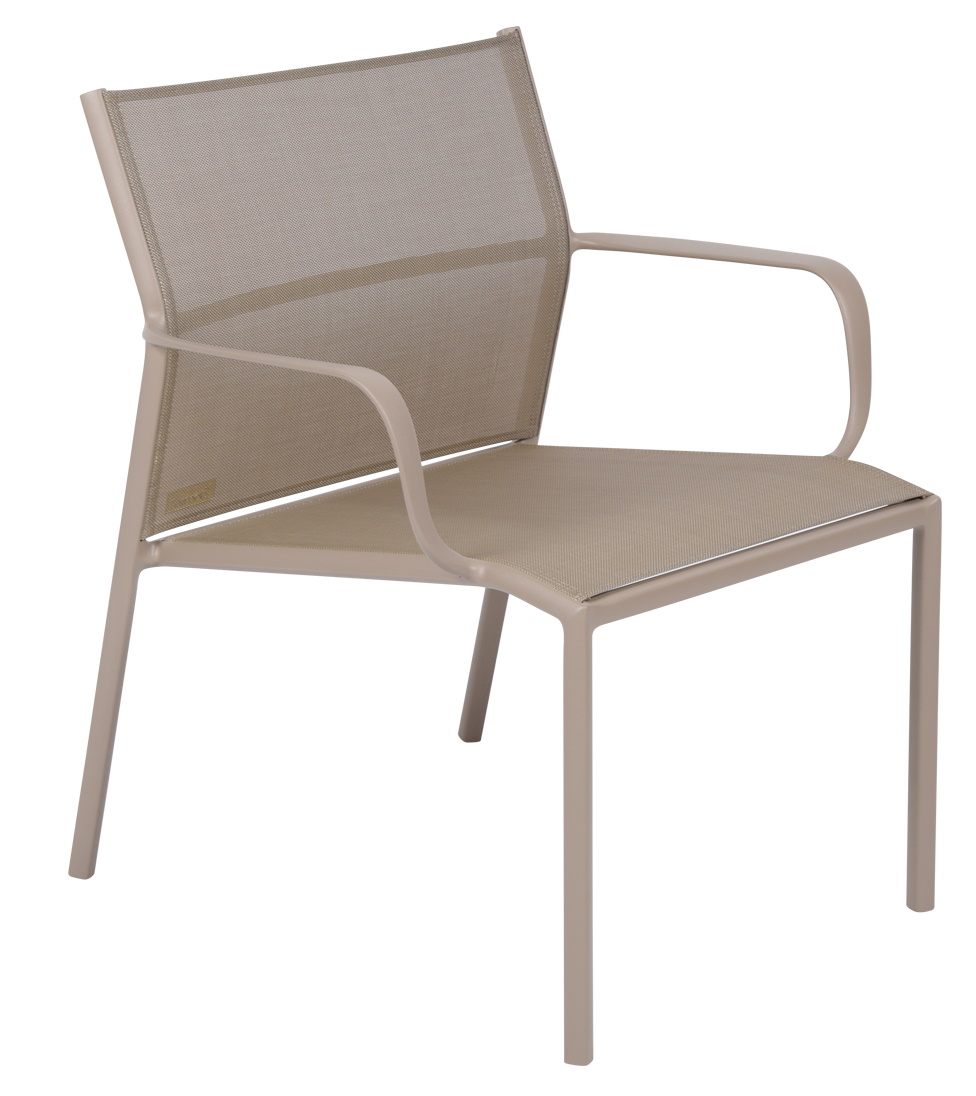 Cadiz Sessel für den Außenbereich, bequemer Gartensessel mit Armlehnen und Textilbespannung in Beige.