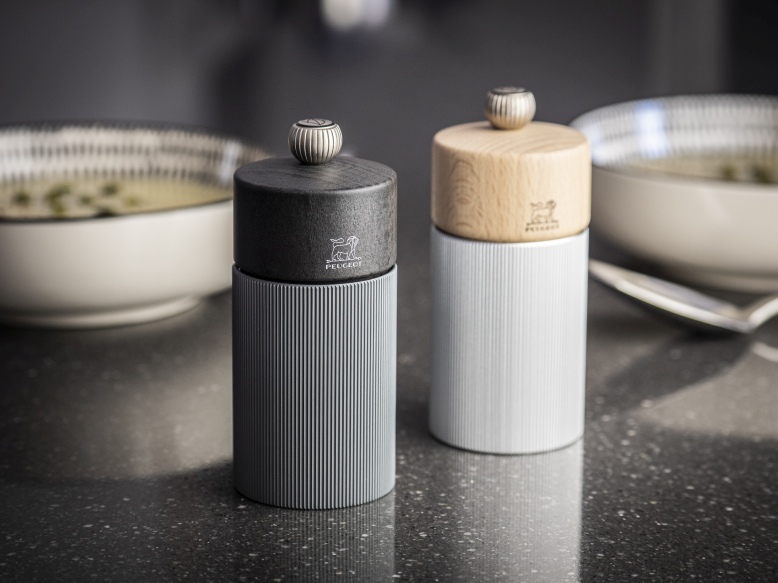 Peugeot Line Pfeffermühle H 12 cm Graphit und Carbon, hochwertige Gewürzmühle aus Holz und Edelstahl.