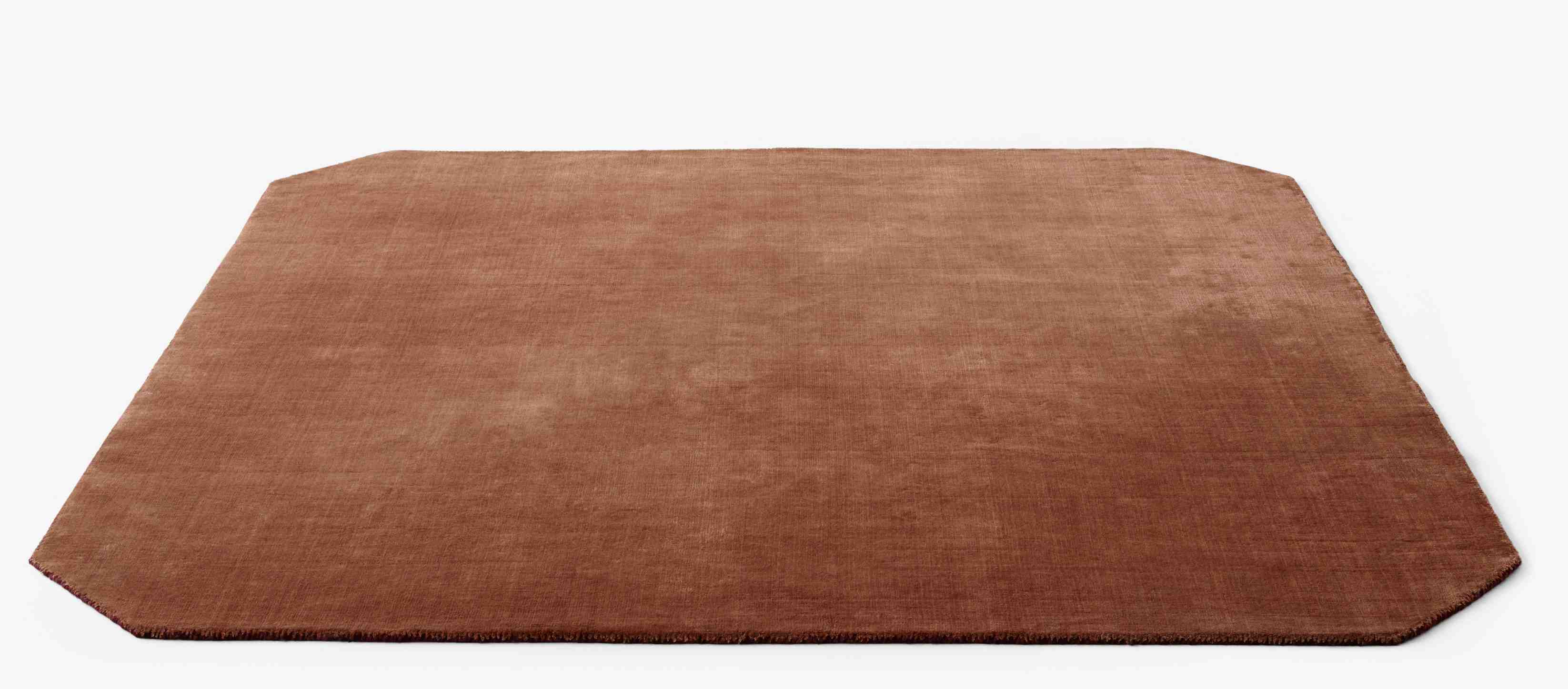 The Moor Rug Teppich von AndTradition, einfarbig braun, rechteckig mit abgeschrägten Ecken.