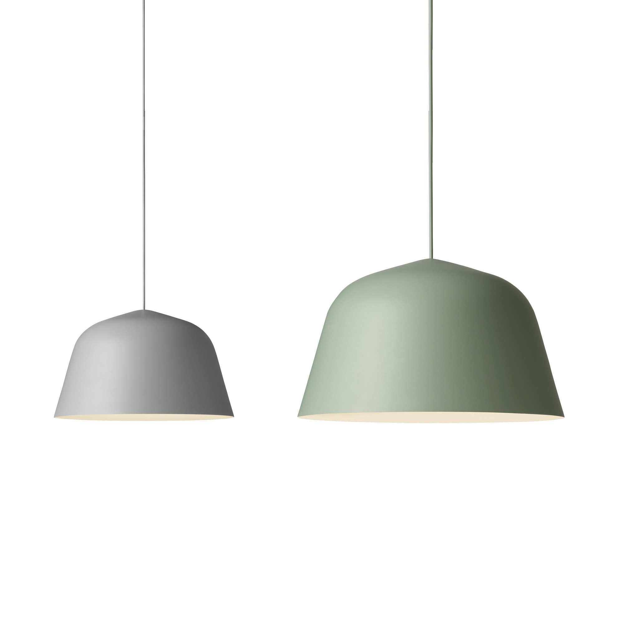 Zwei Ambit Pendelleuchten von Muuto in Grau und Grün, moderne Hängelampen für Innenräume.