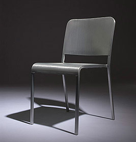 Silberner Emeco Stuhl 20-06: Moderner Aluminiumstuhl für Esszimmer und Büro, robust und stilvoll.