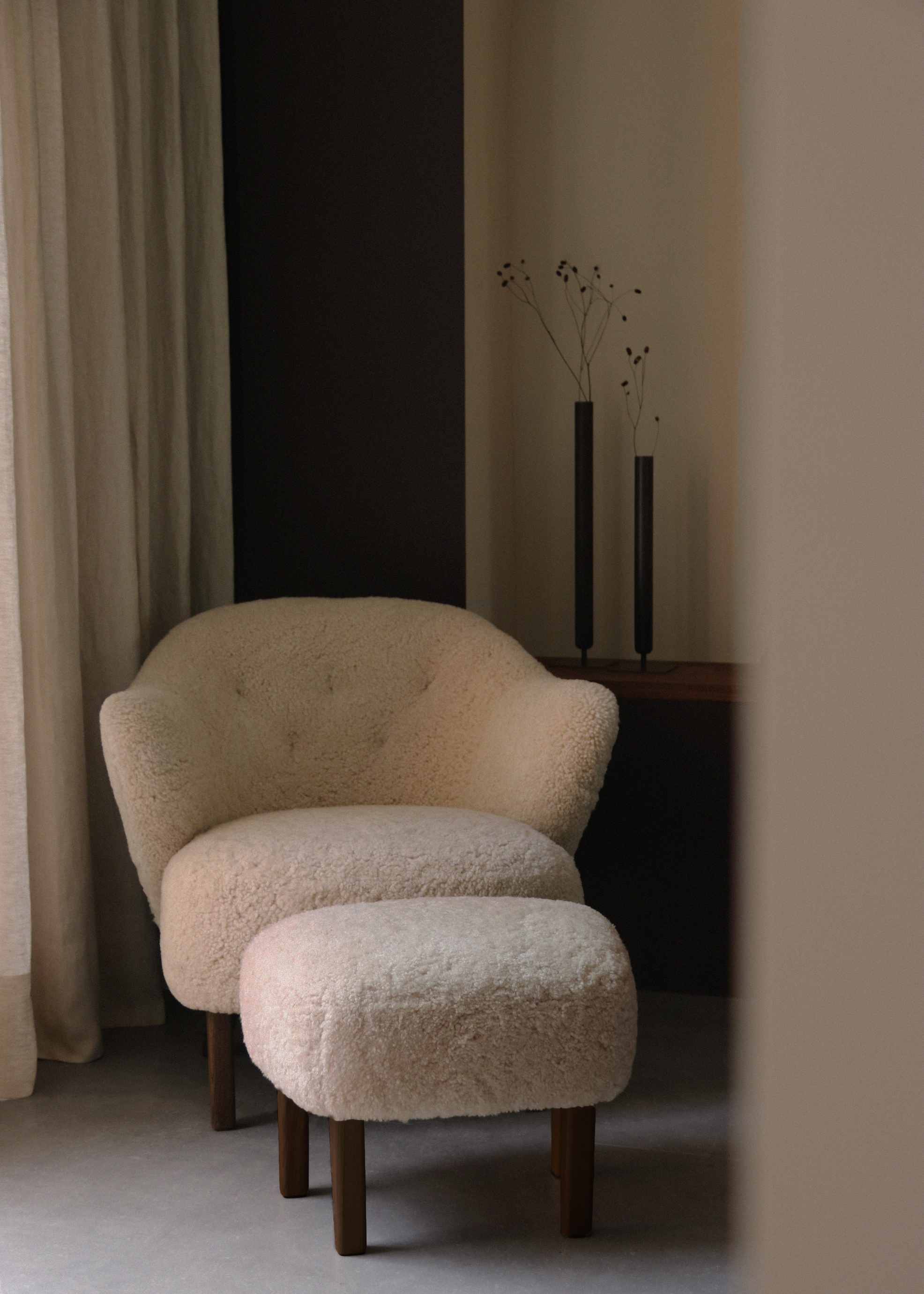 Beiger Sessel mit Ottoman Ingeborg Audo im Wohnzimmer. Gemütlicher Sessel mit Hocker.