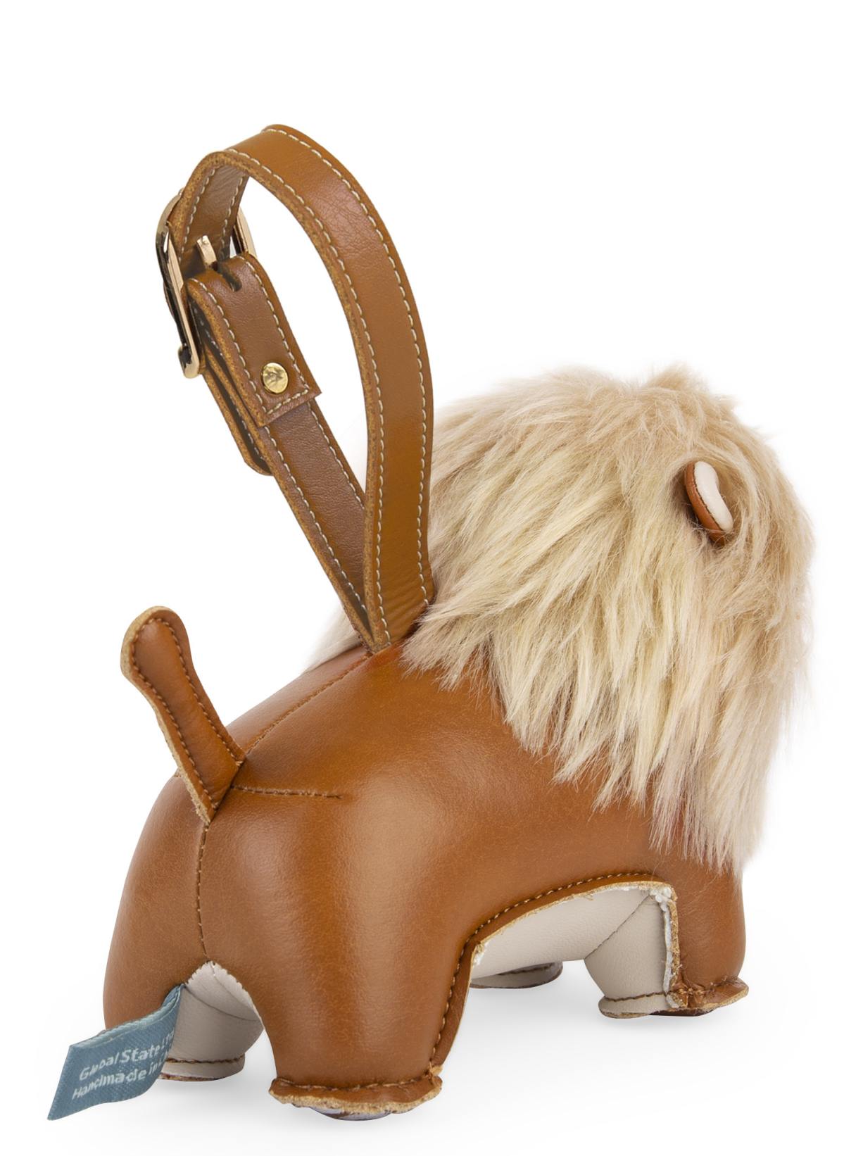 Detailaufnahme des Löwen Lino Taschenanhängers in Tan und Weizen, ein stilvolles Accessoire für Taschen.