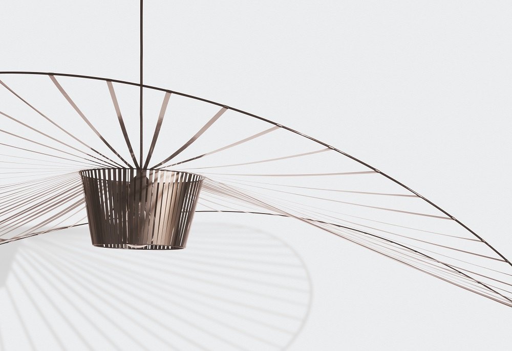 Detailaufnahme der Vertigo Pendelleuchte von Petite Friture in Bronze, modernes Design für Wohnzimmer und Esszimmer.