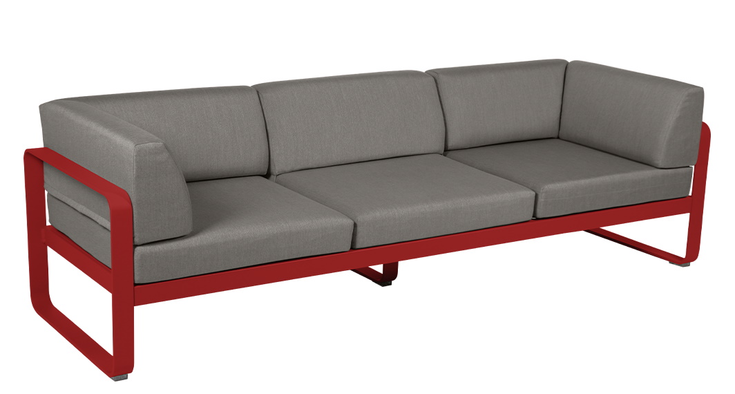 Bellevie 3-Sitzer Outdoor Sofa von Fermob mit rotem Gestell und grauen Polstern für Garten und Terrasse.