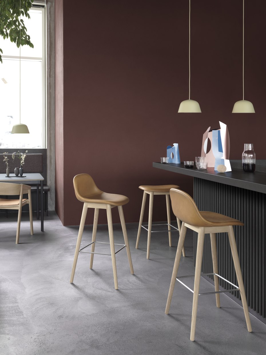 Muuto Cover Barhocker H 75 cm: Barhocker aus Holz mit brauner Ledersitzfläche für die Küche.
