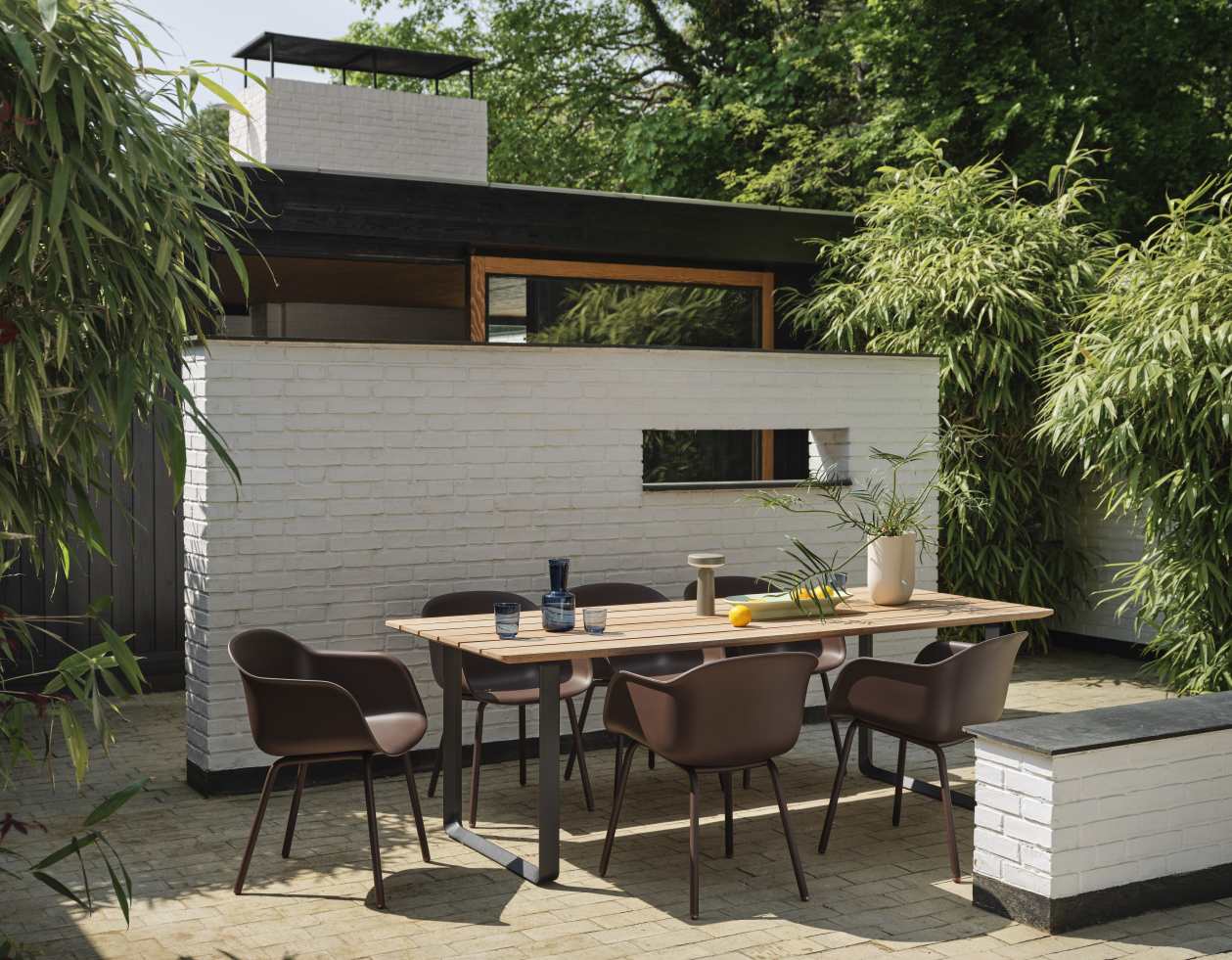 Muuto Fiber Outdoor Armchair: Brauner Armlehnstuhl aus Kunststoff für den Garten oder die Terrasse.