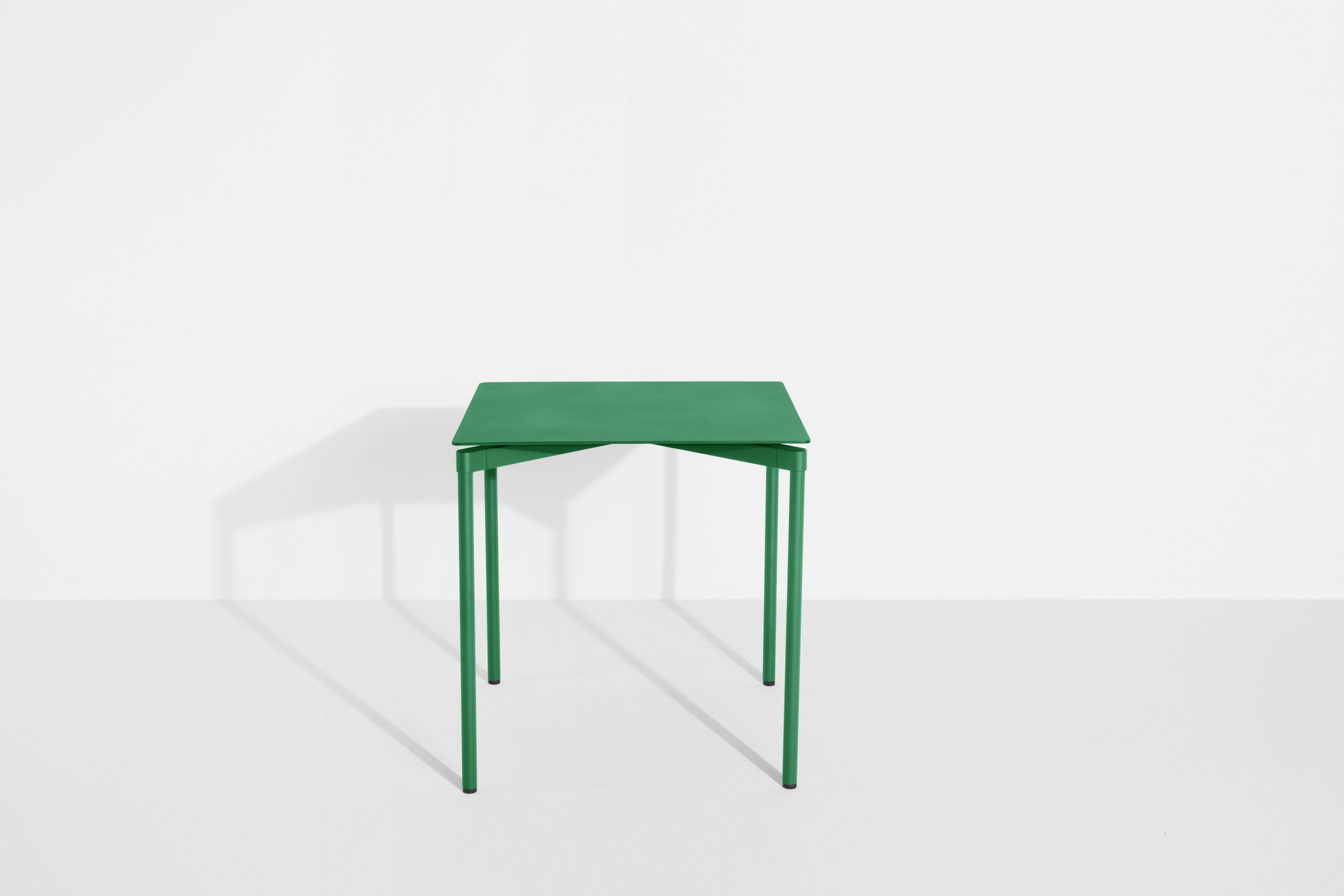 Quadratischer Fromme Esstisch von Petite Friture in Mintgrün, minimalistisches Design für Esszimmer und Küche.