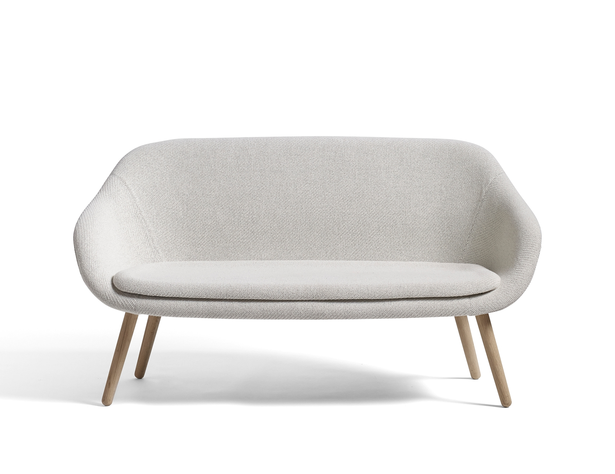 Helles About a Lounge Sofa von Hay mit Holzbeinen, modernes Design für Wohnzimmer.