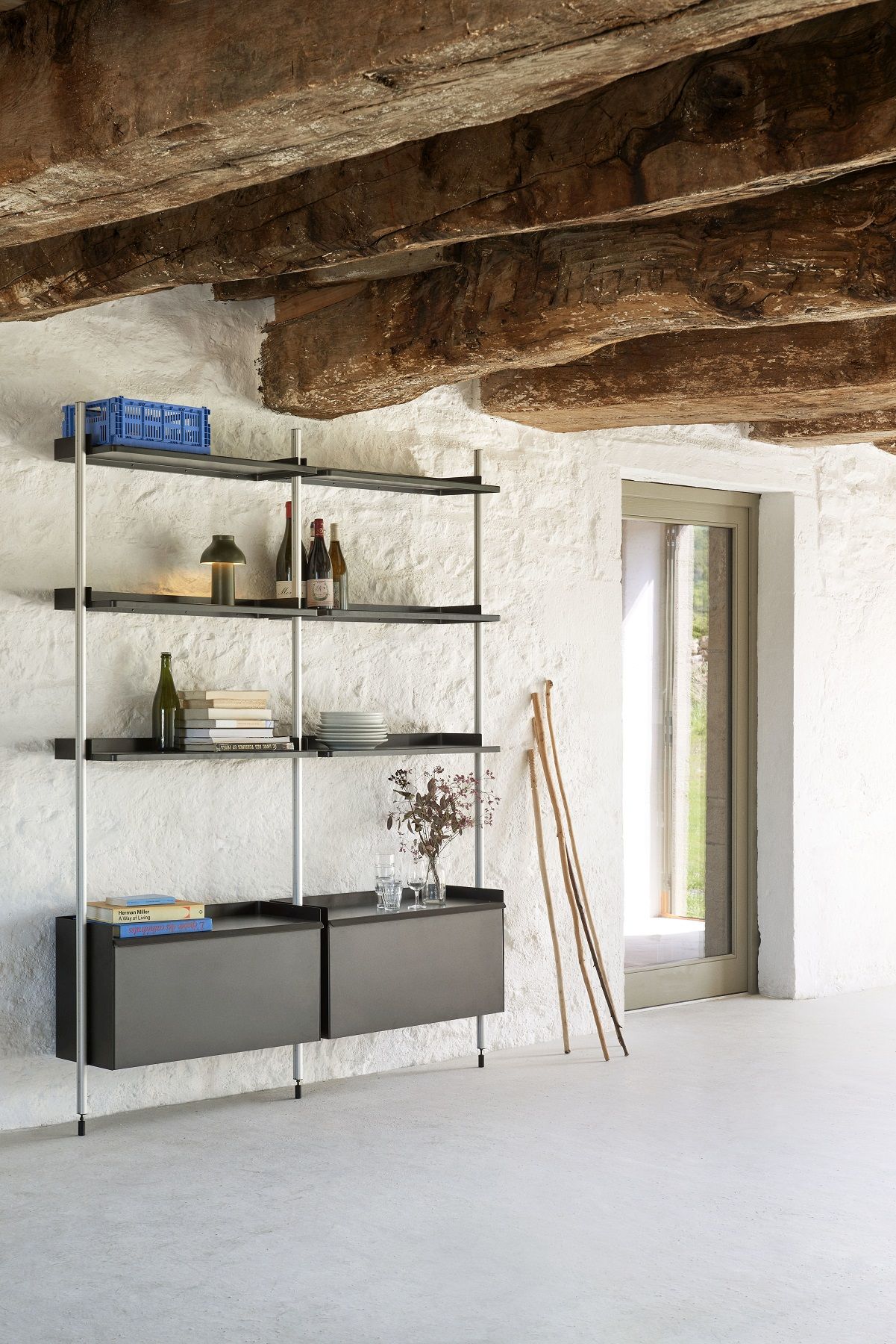 Hay Pier System Regal mit zwei Säulen, stahlblau und Aluminium, im Interieur mit Accessoires.