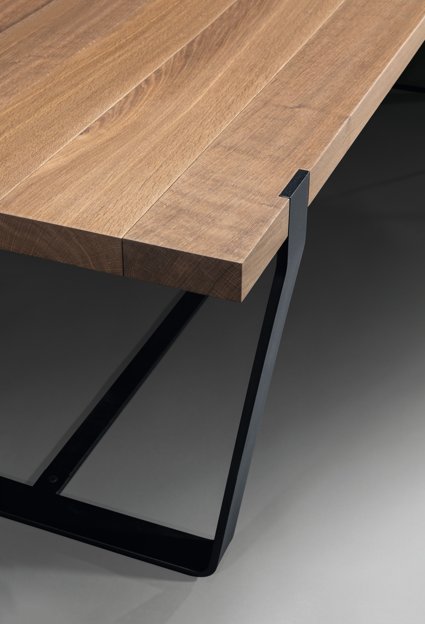 Detailaufnahme des Janua BB 11 Clamp Tischs mit geölter Eichenplatte und schwarzem Stahlgestell.
