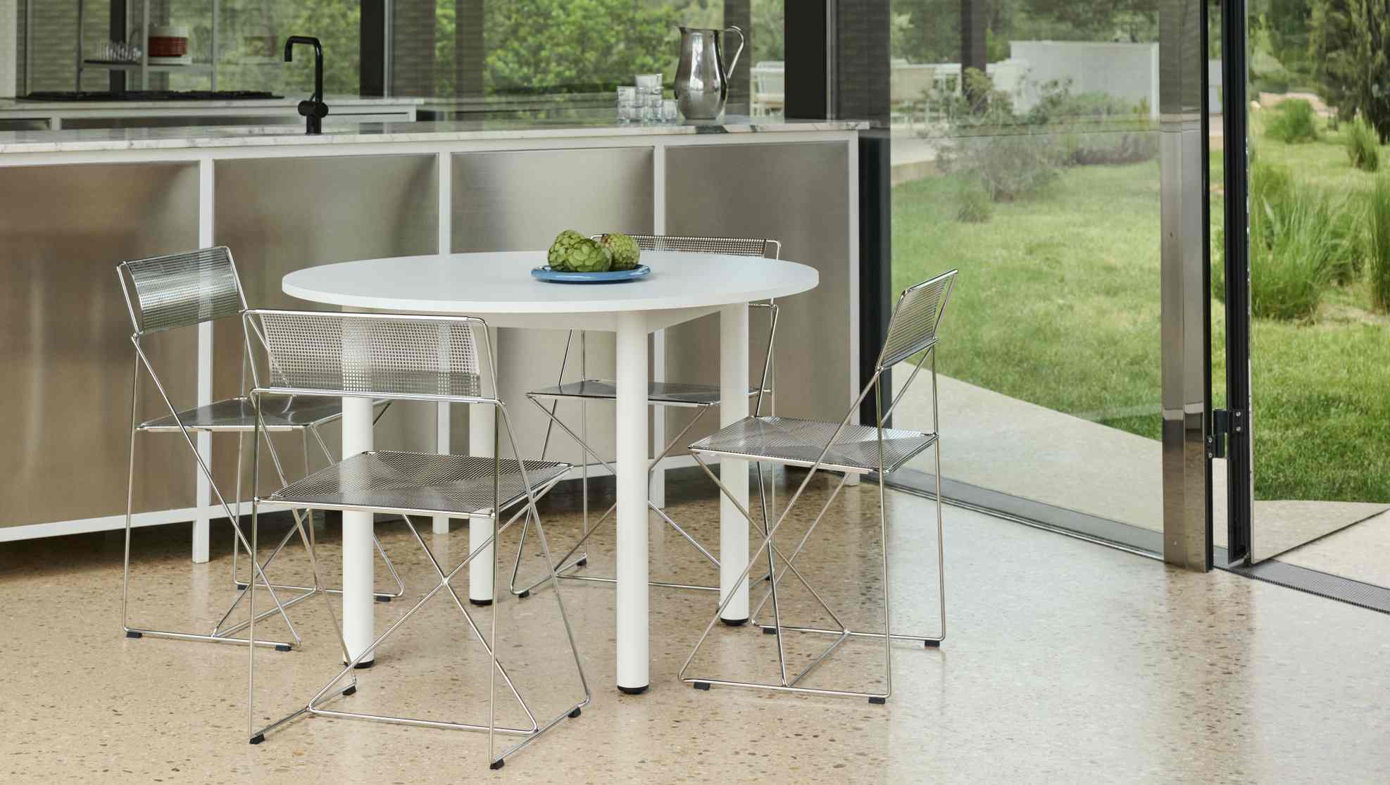 Annex Table Round Esstisch von Hay mit vier Stahlstühlen in modernem Küchenambiente.