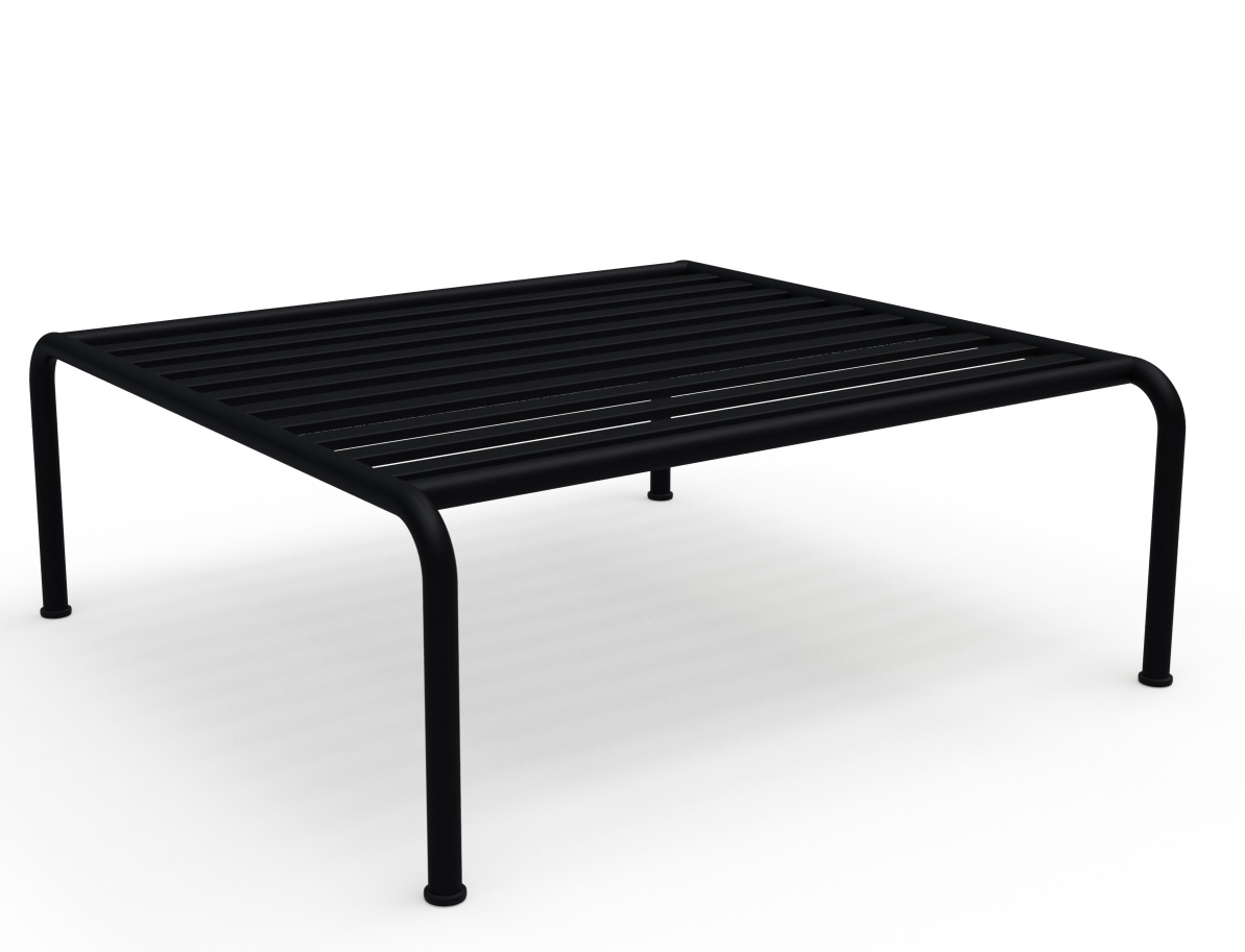 Schwarzer Avon Lounge Table Outdoor Tisch von Houe mit quadratischer, gerippter Tischplatte und minimalistischem Design.