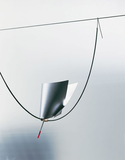 YAYAHo Element 3 von Ingo Maurer: Detailaufnahme der modernen Hängelampe mit natürlicher Blende und filigraner Aufhängung.