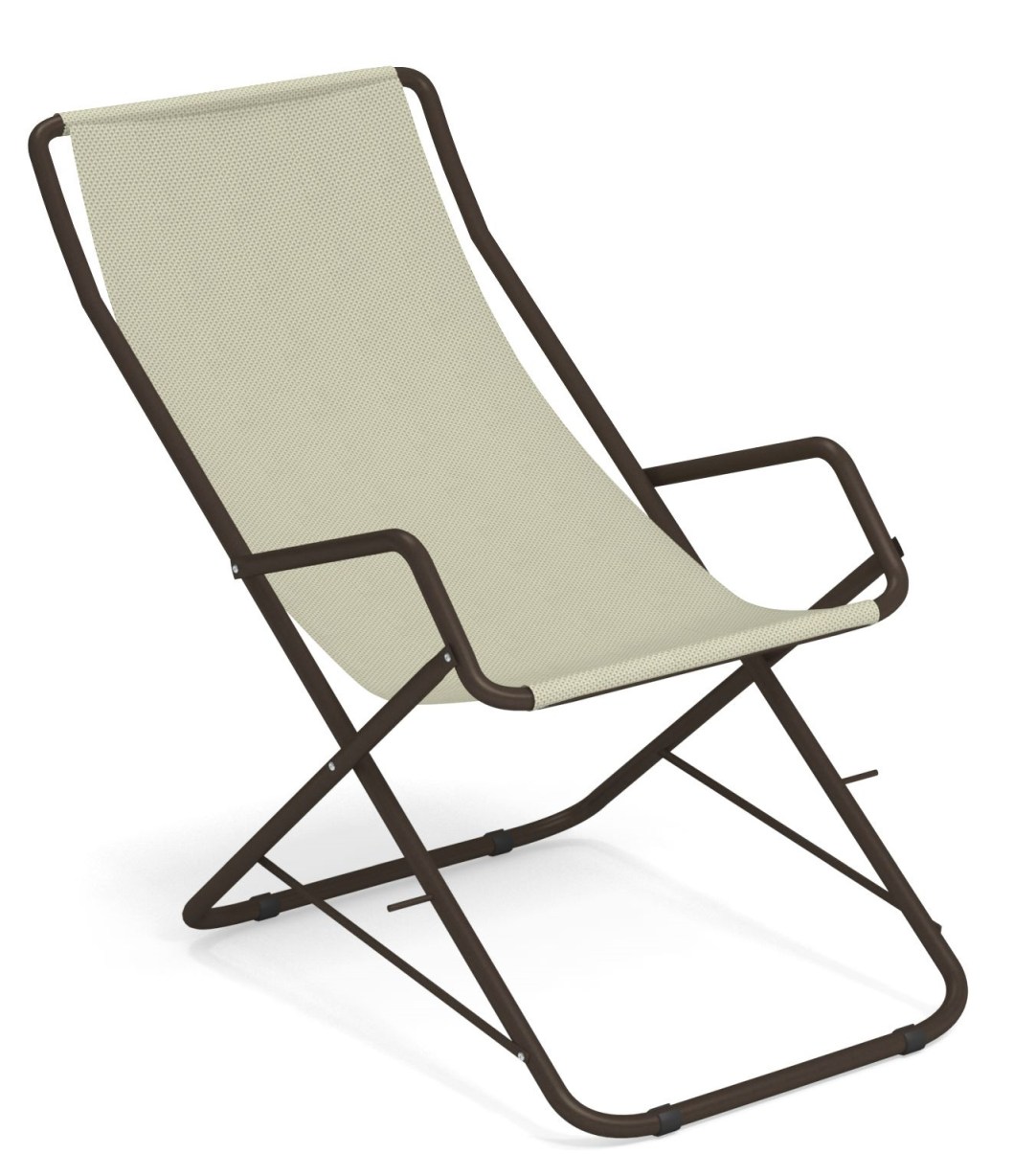 Bahama Liegestuhl Outdoor Emu: Beigefarbene Gartenliege mit Armlehnen und braunem Gestell.