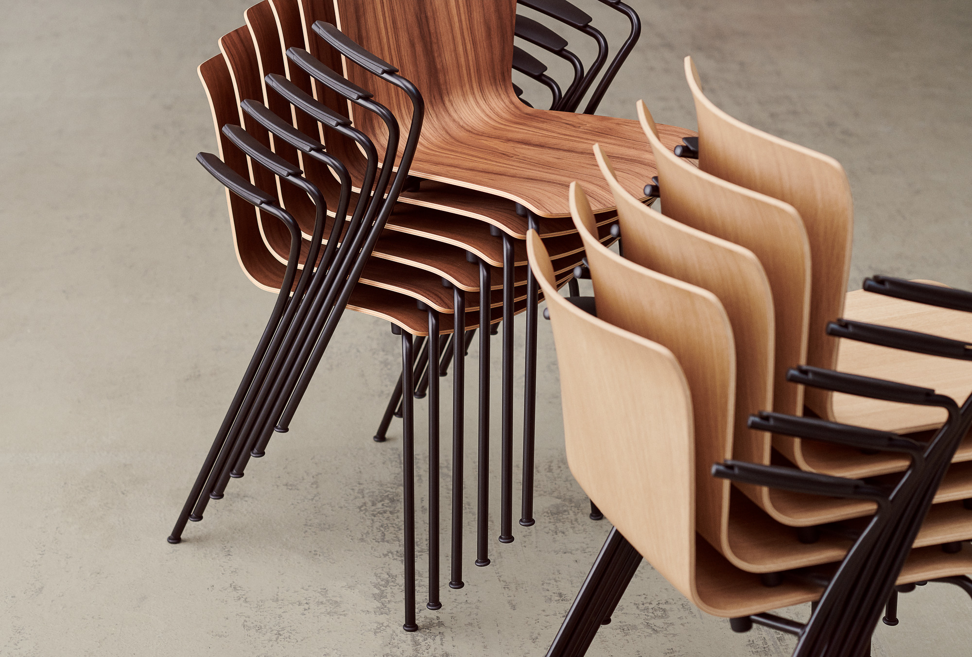 Stapel von Vico Duo Stühlen von Fritz Hansen in hellem und dunklem Holz mit Armlehnen.