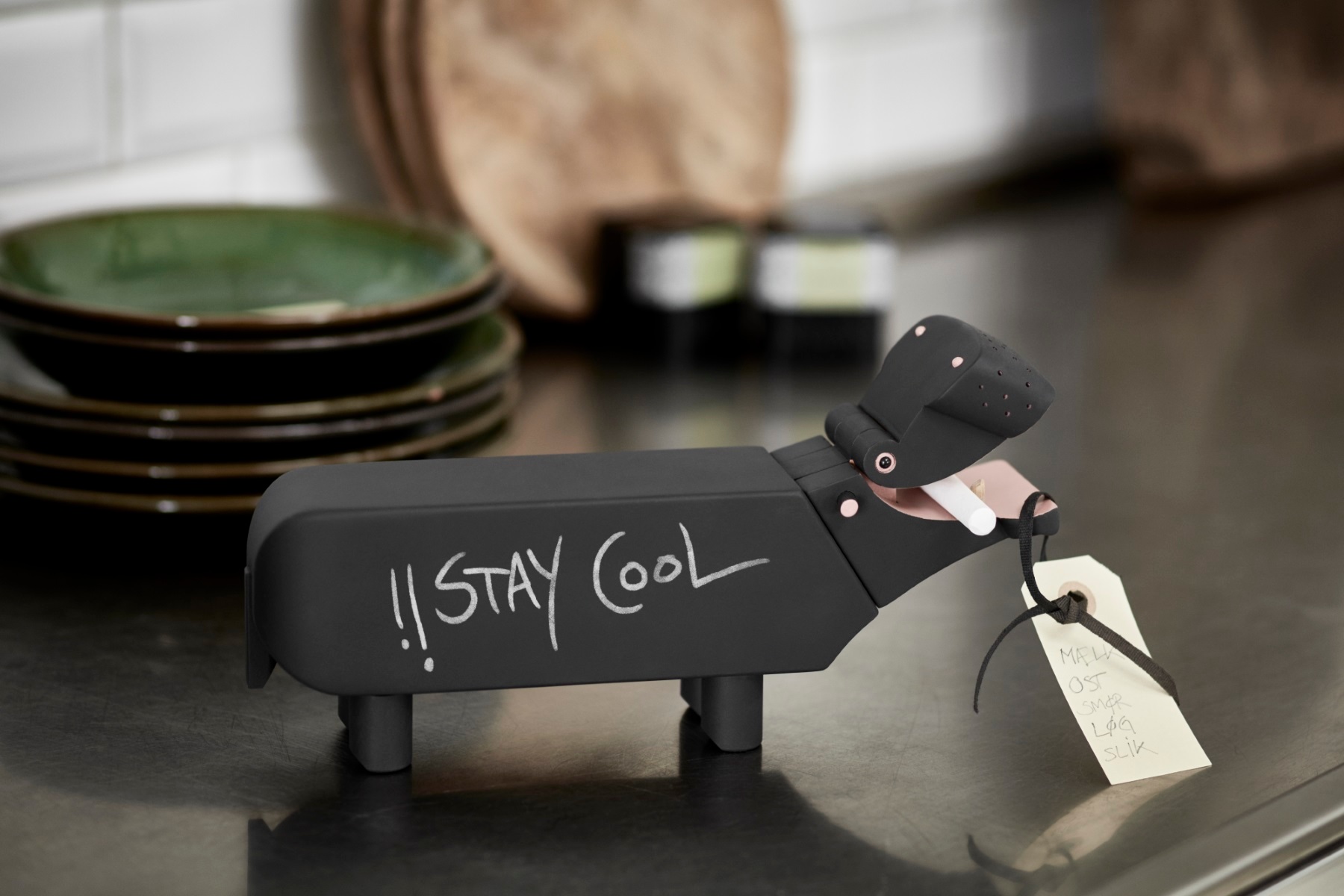 Schwarzes Flusspferd aus Holz von Kay Bojesen mit "Stay Cool" Schriftzug als Dekoobjekt.