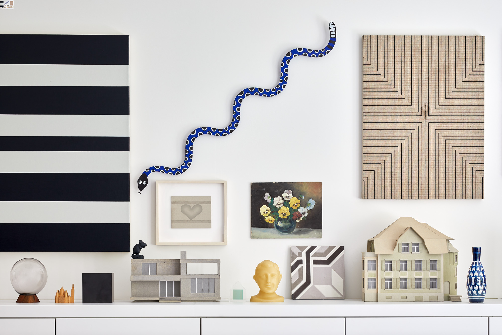 Dekorative blaue Schlange "Magic Snake" Wandrelief von Vitra, Teil einer modernen Wanddekoration.