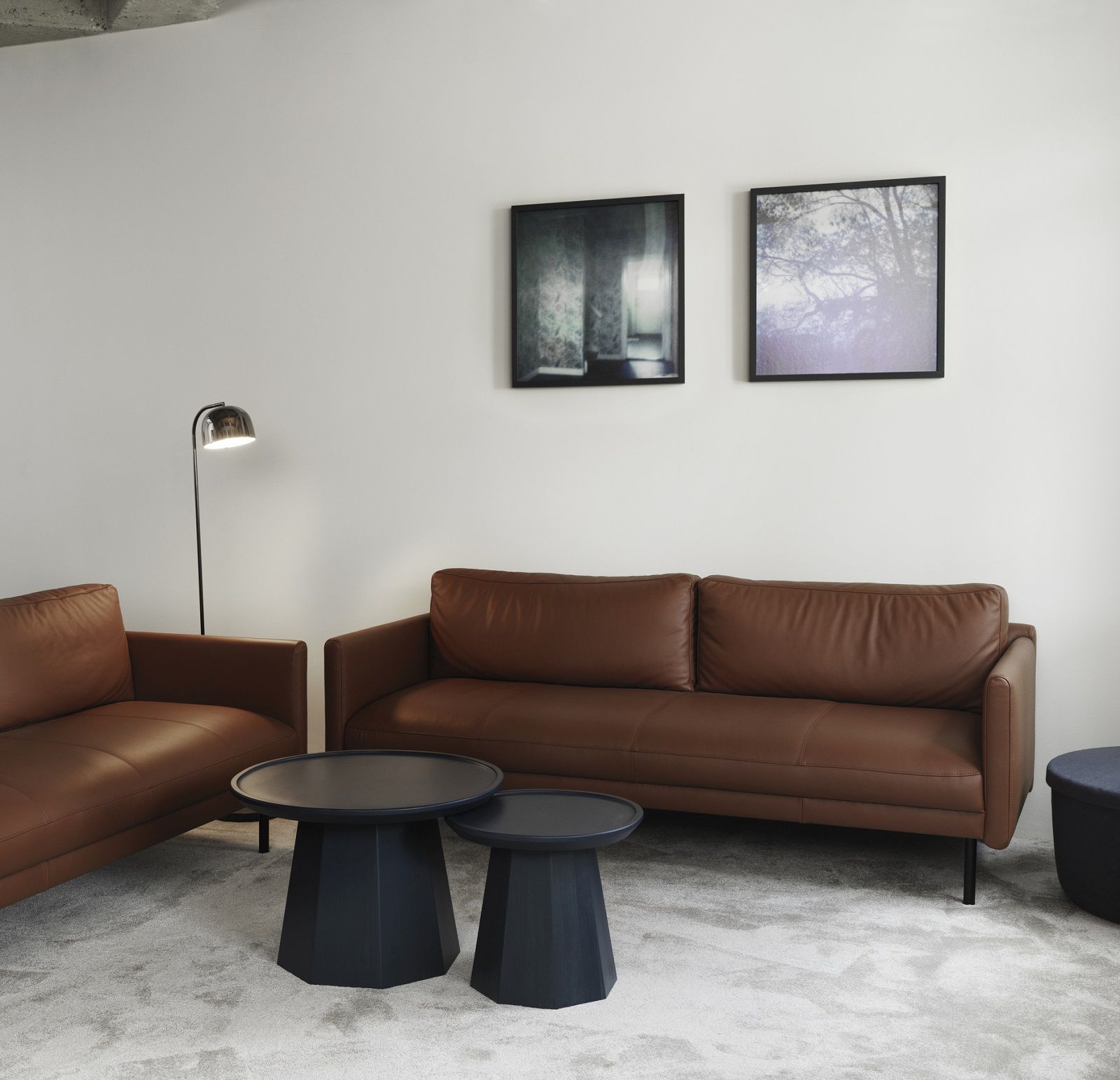 Normann Copenhagen Rar Sofa 3-Sitzer in braunem Leder, modernes Wohnzimmer-Interieur mit Couch und Beistelltischen.